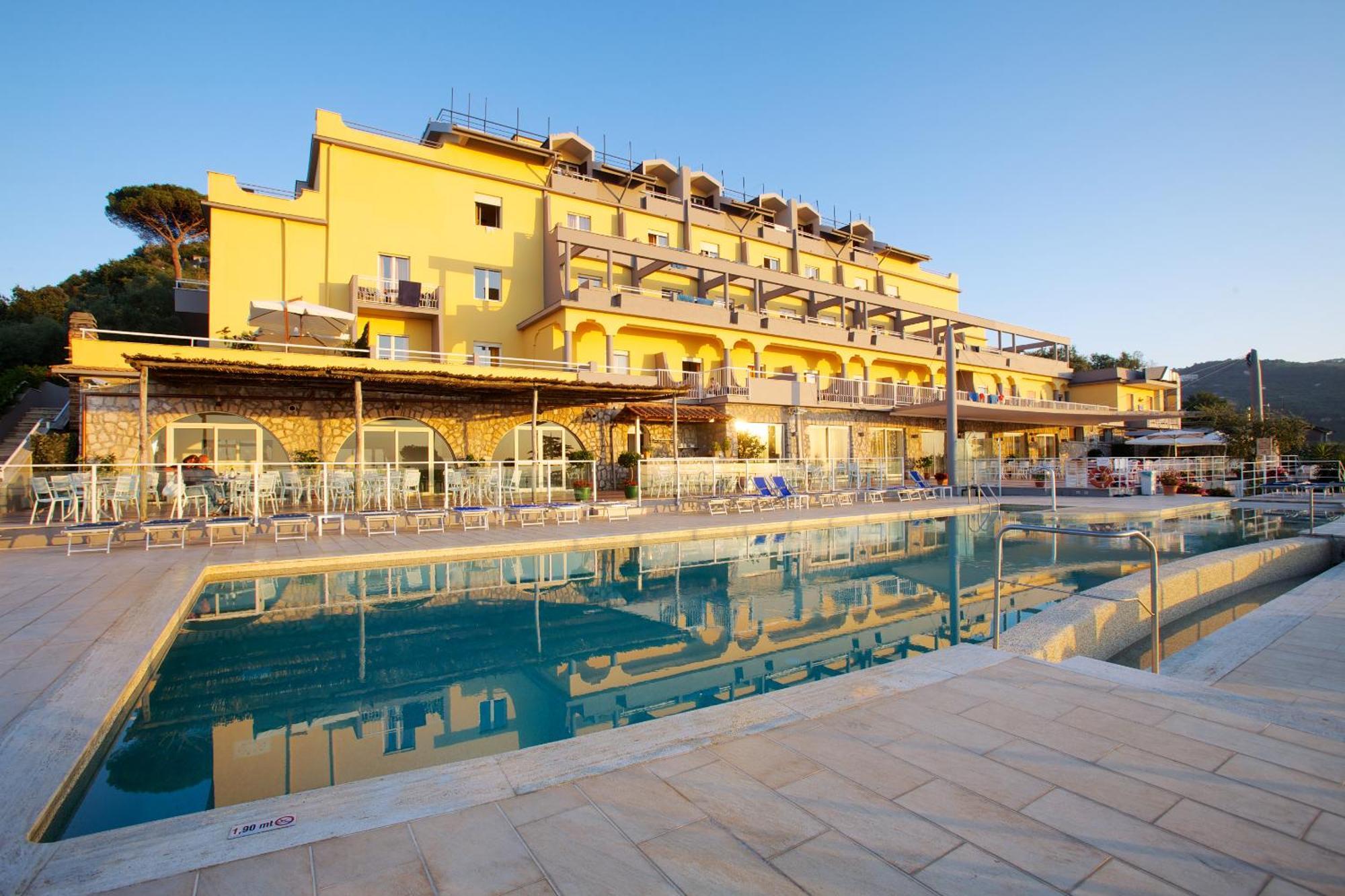Art Hotel Gran Paradiso Соренто Екстериор снимка